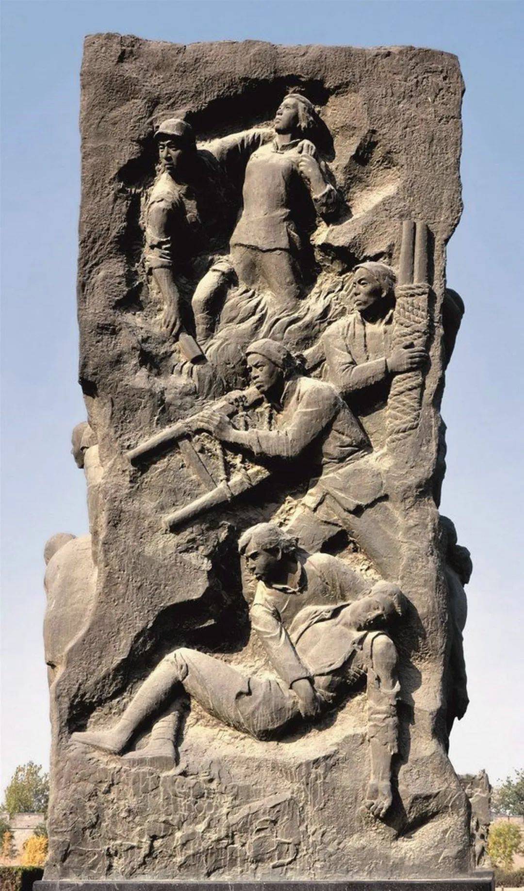 盛杨《战地救护(中国人民抗日战争纪念雕塑园群雕之一)》450cm×220cm