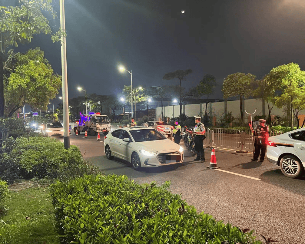 “我喝了酒,你报警吧!”深圳一司机撂下话后…… “我喝了酒,你报警吧!”深圳一司机撂下话后……