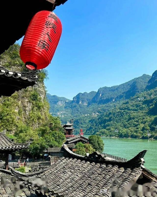 游玩攻略:从胡金滩码头乘船进入景区后,沿着龙进溪游玩,欣赏翠绿的