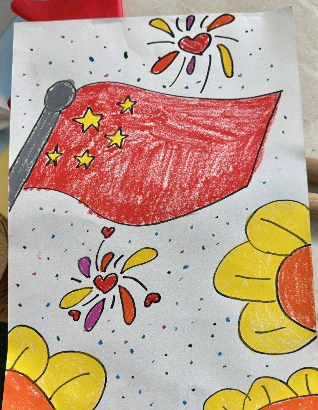 的爱国情怀和艺术创造力通过儿童的视角和画笔展现祖国的繁荣昌盛和