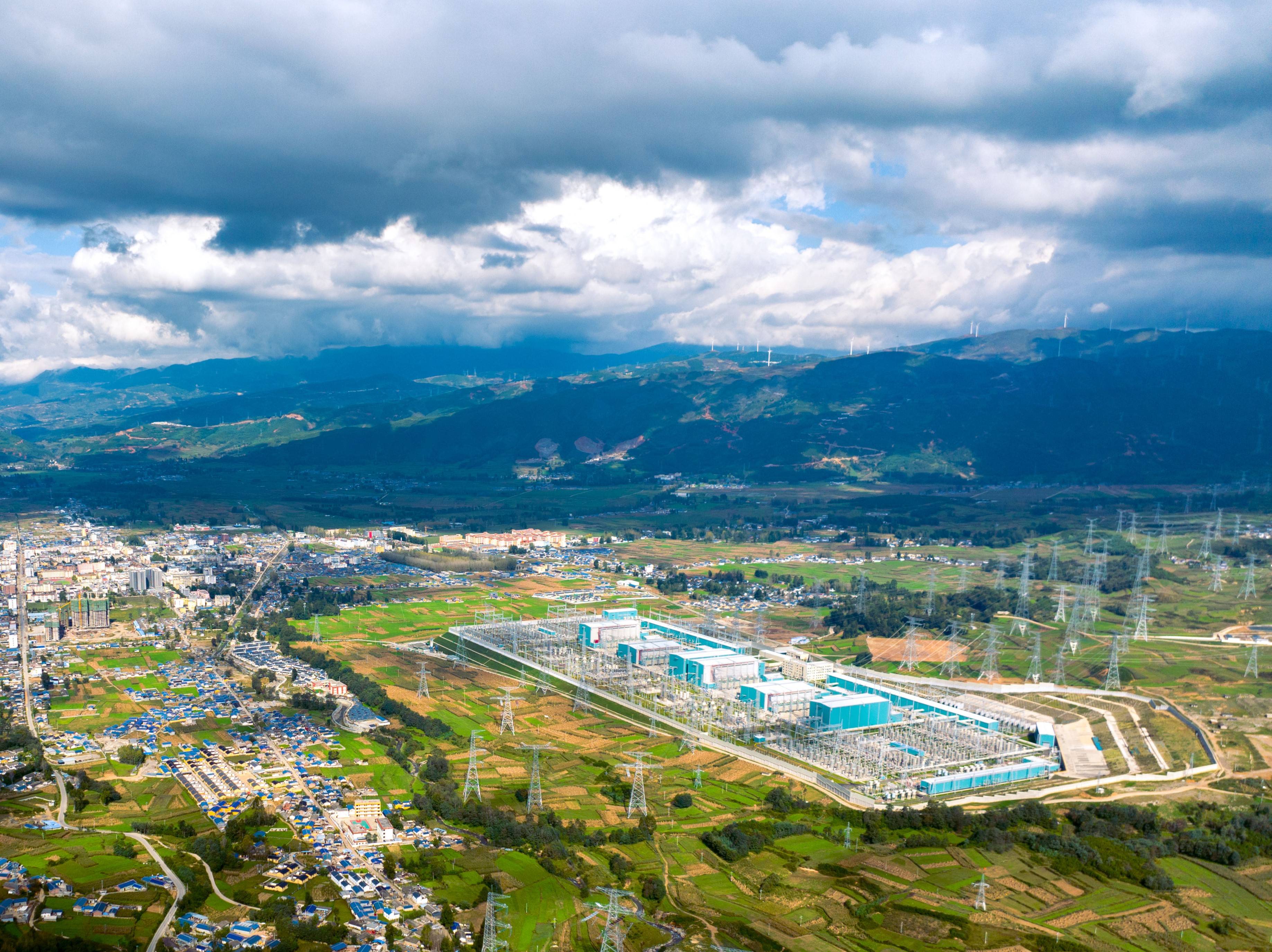 布拖县,由建昌±800千伏换流站和金沙江±800千伏换流站合址建设组成