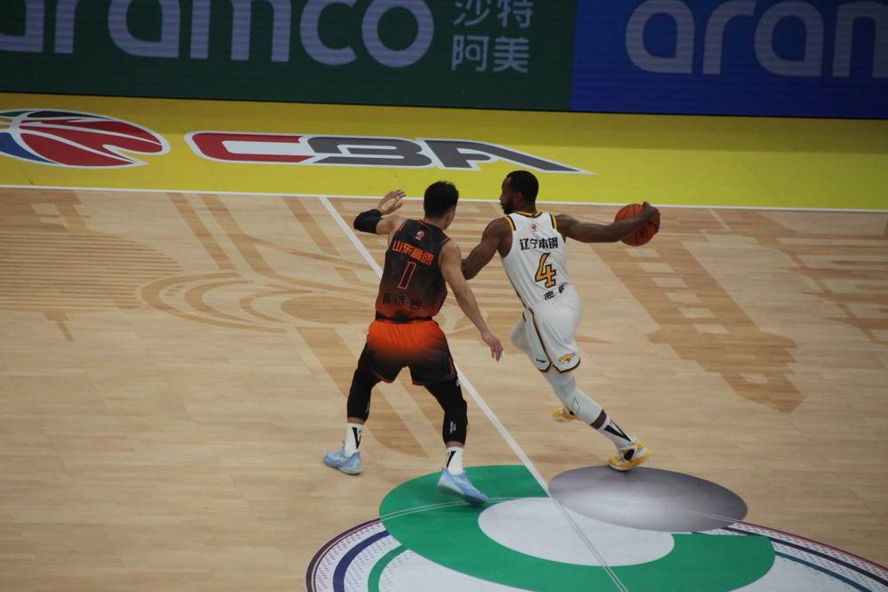 无缘四连胜，山东男篮被卫冕冠军上了一课