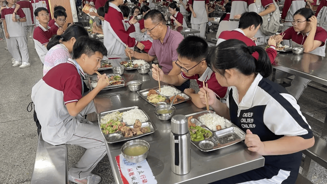 新疆实验中学食堂图片