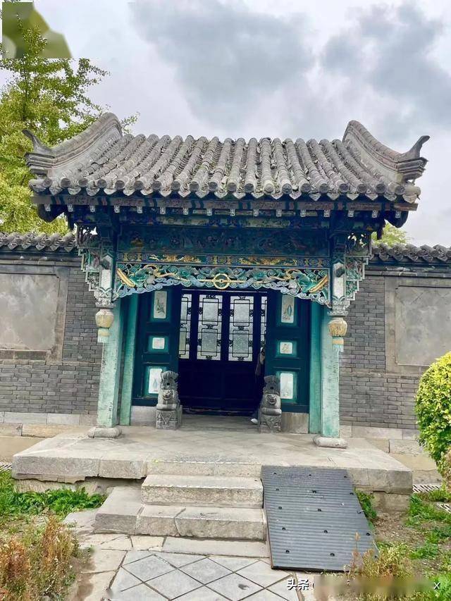 整体以皇家寺院风格为主,红砖琉璃瓦,寺庙依山傍水,北高南低,气势恢宏