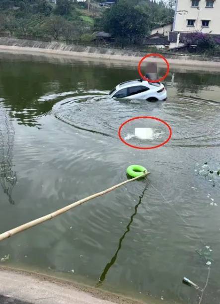 重庆妹儿遇事是真上!女护士一根竹竿智救两男 重庆妹儿遇事是真上!女护士一根竹竿智救两男