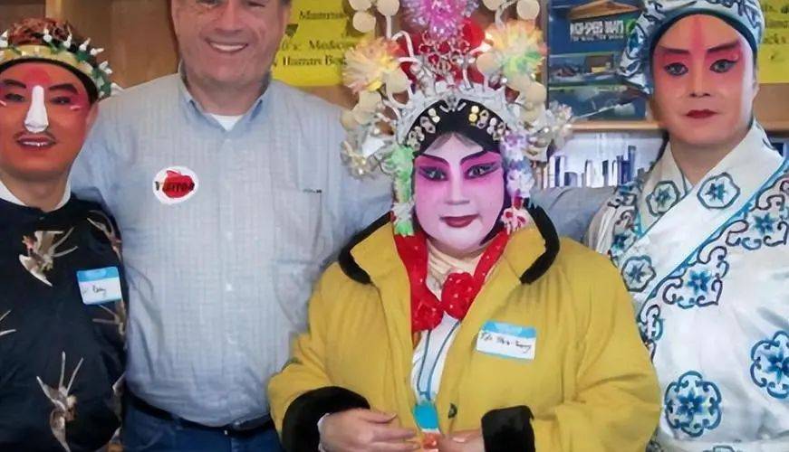 她带领30名演员选择留美,年近古稀归来_齐淑芳_演出_京剧