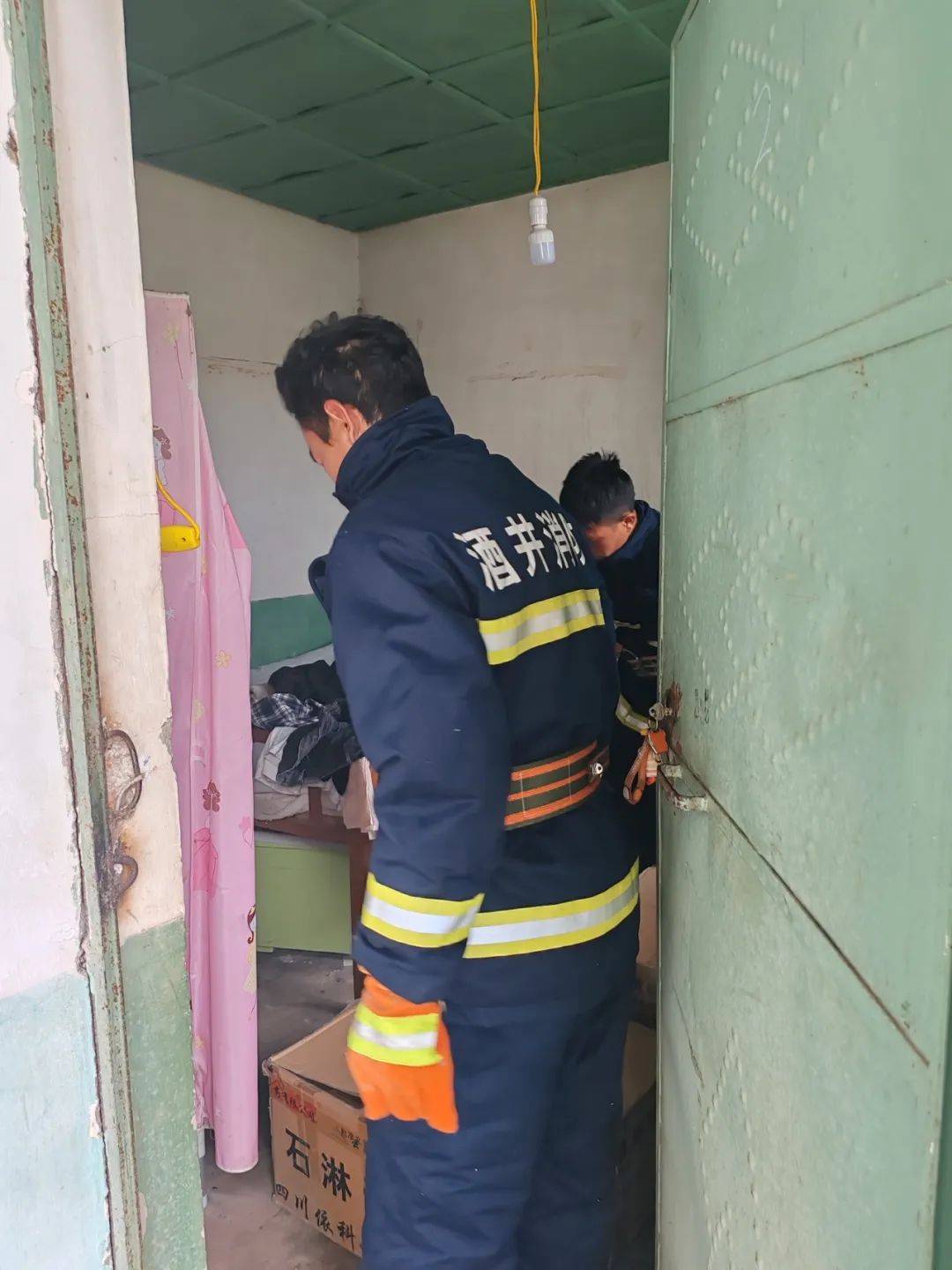岩因村卫生室村医宿舍疑似有蛇出没酒井乡消防工作站接到群众报警电话