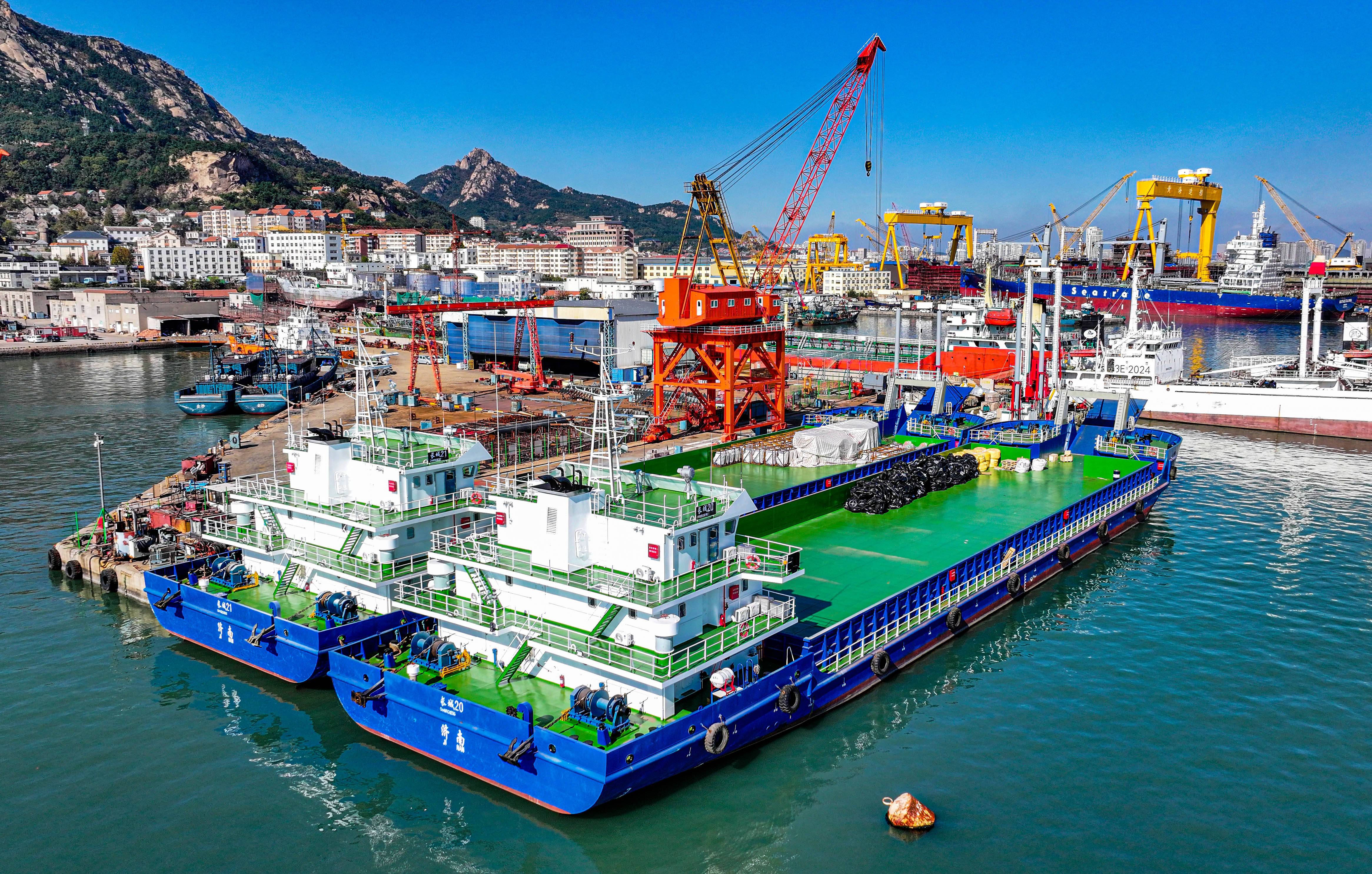 山东省荣成市石岛管理区海工装备产业基地船坞内,工人在建造大型船舶