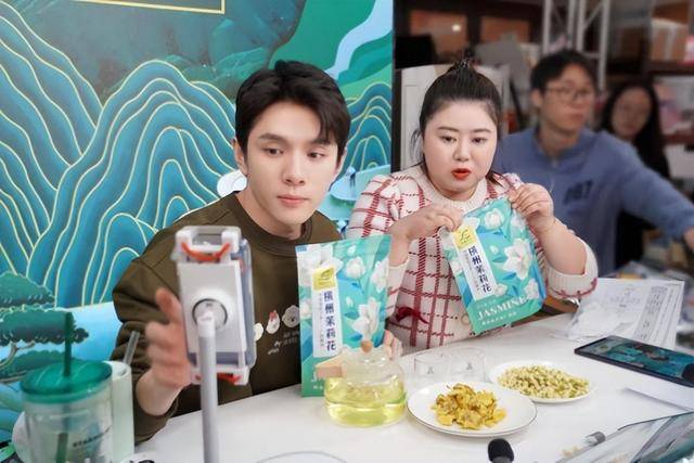 人民日报权威报道:李佳琦直播间多维助力直播电商发展