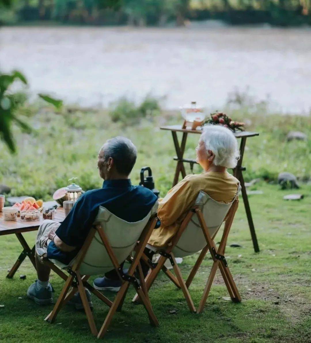 眷恋夕阳 老人老根图片