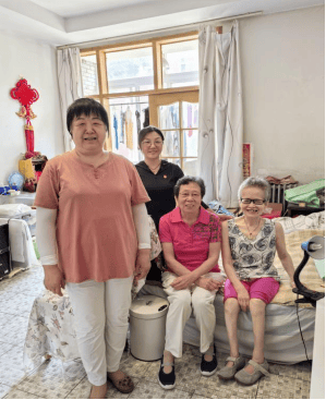 二街坊社区老党员先锋队队长陈翠平带领队员及社区青年党员,入党积极