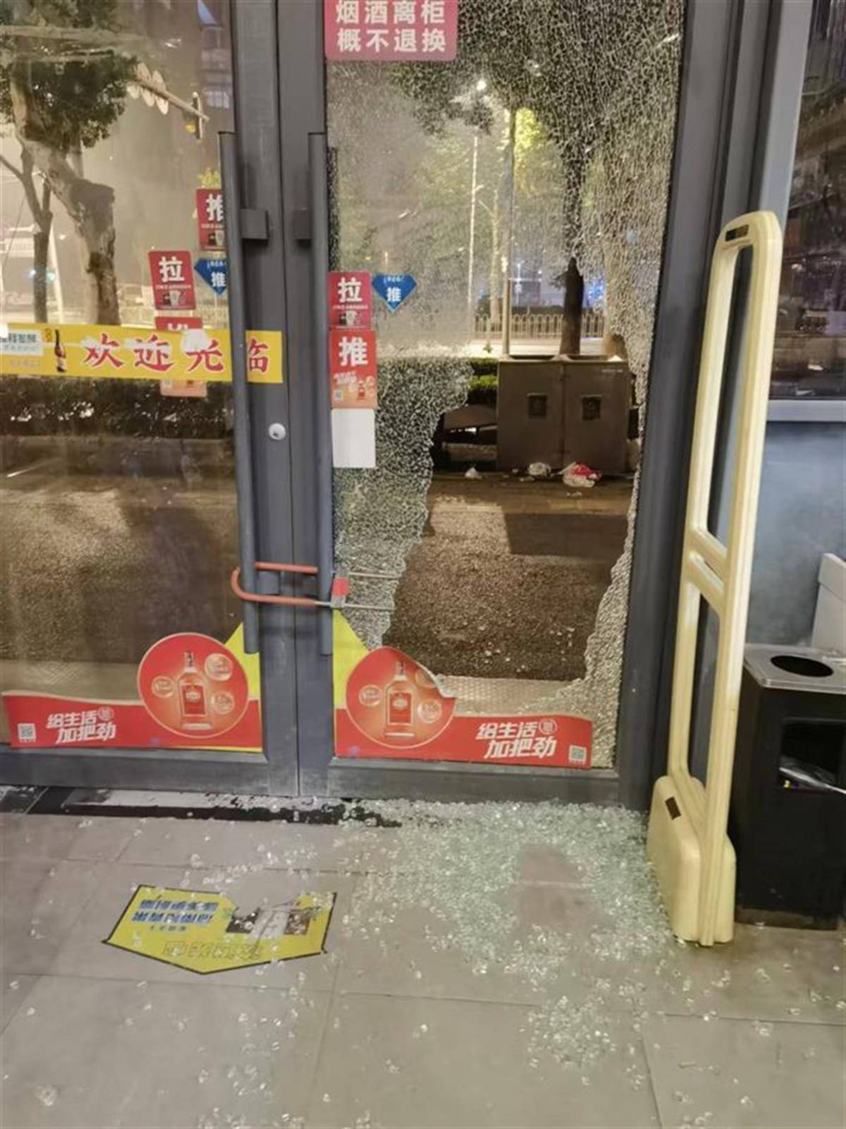 "10月31日上午,尽管被盗一事已过去了一天,但望着自家超市玻璃门被砸