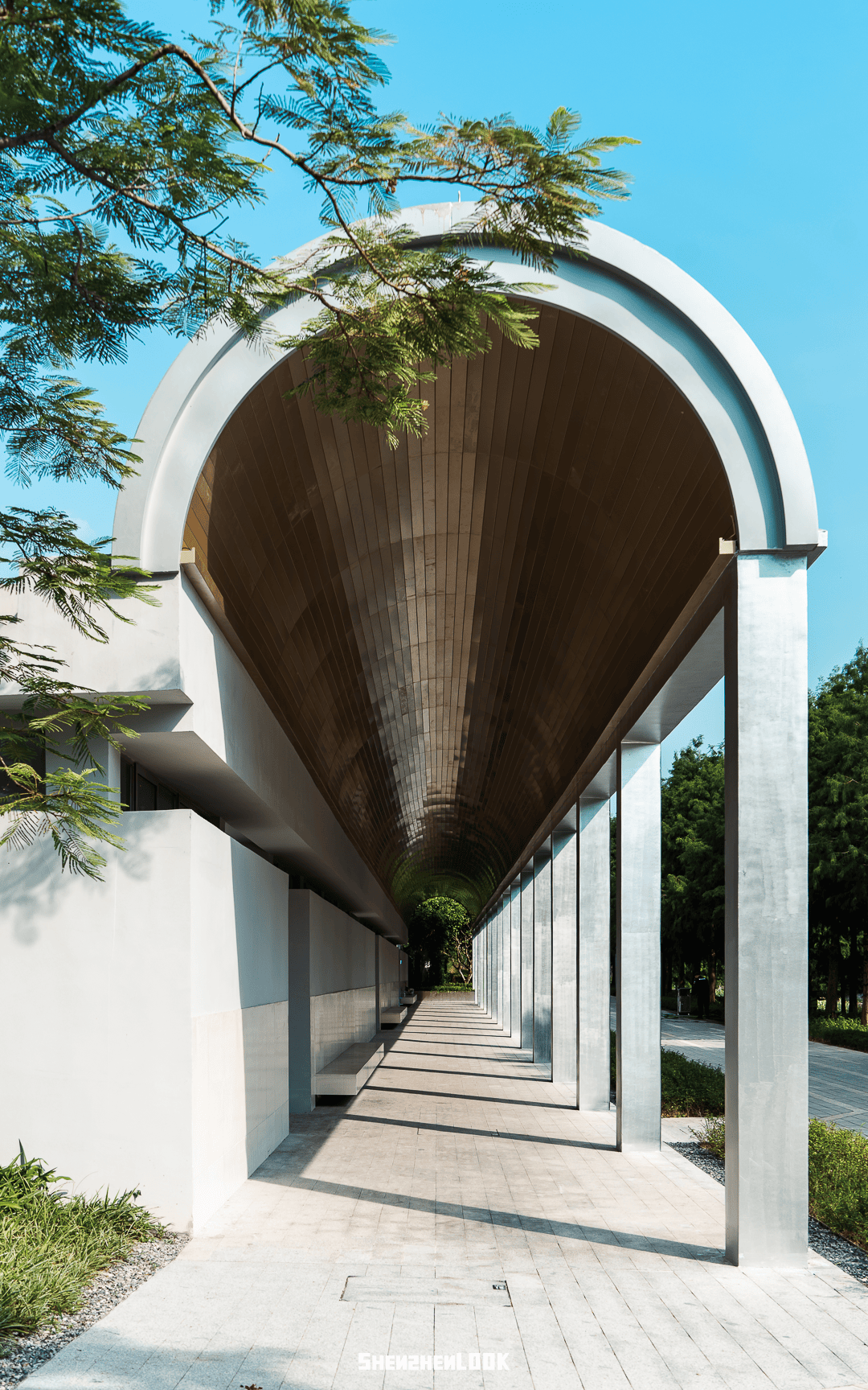 桂湾公园与外界连接的廊桥,园内拱形长廊都以简约有力的几何线条构筑
