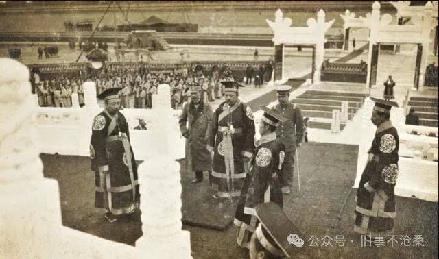 旧事照片:1915年: 袁世凯穿龙袍登基的老照片