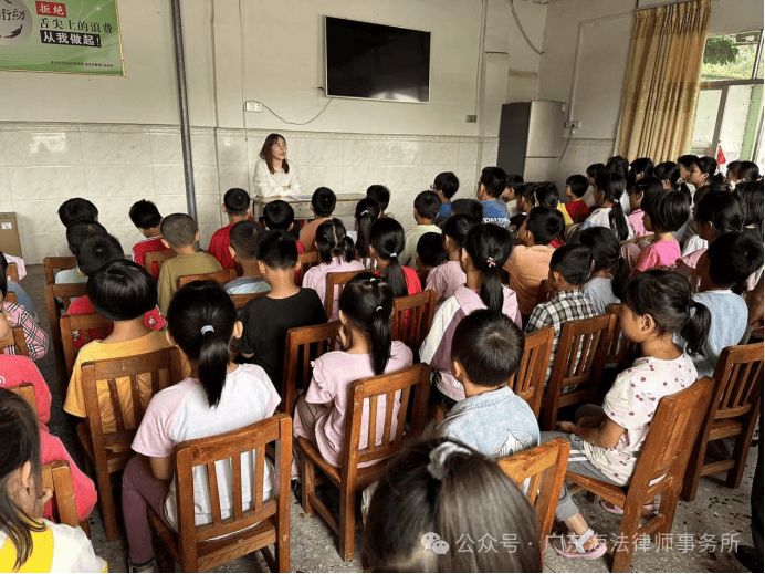 【海法所李安苠律师在新坡镇黄塘村委会,关车小学开展未成年人保护法