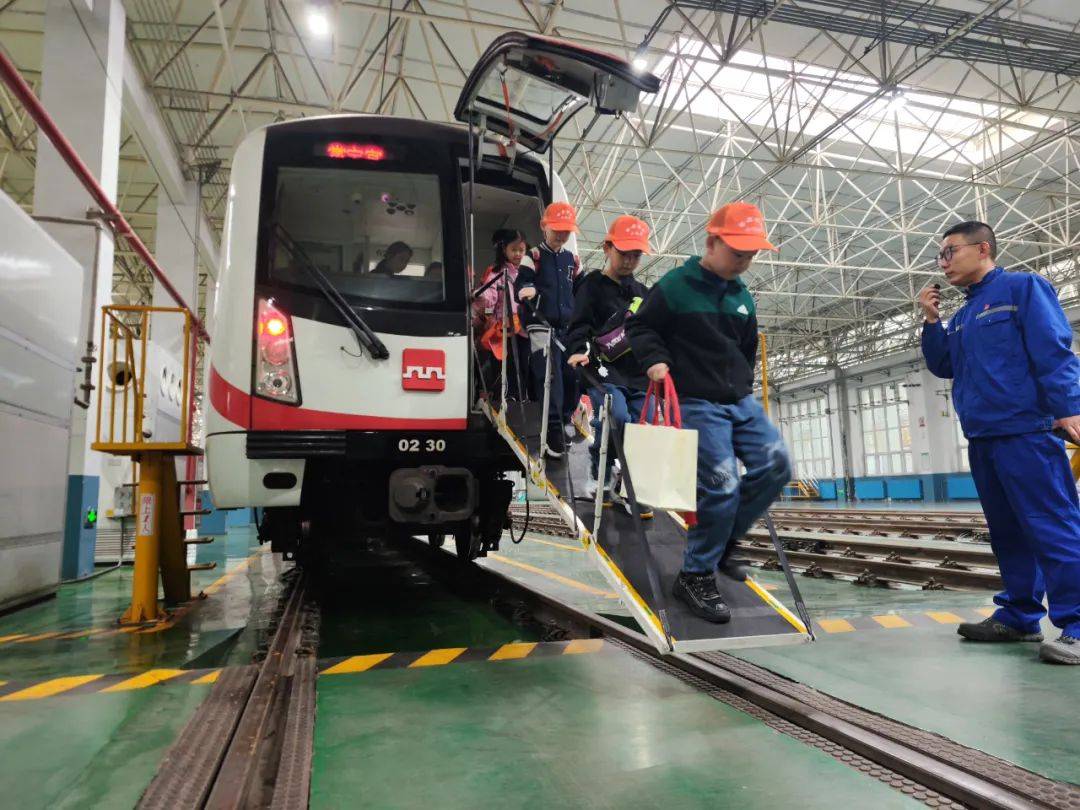 地铁开放日丨"小铁粉"探访地铁渭河车辆段 开启古城地铁探秘之旅