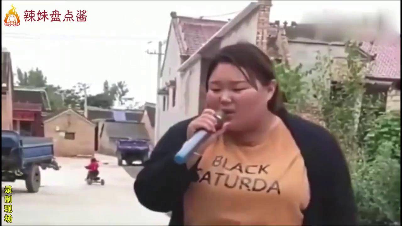 朱之文女儿村口唱歌名场面,开口就被迷住了,唱的也太好听了吧!