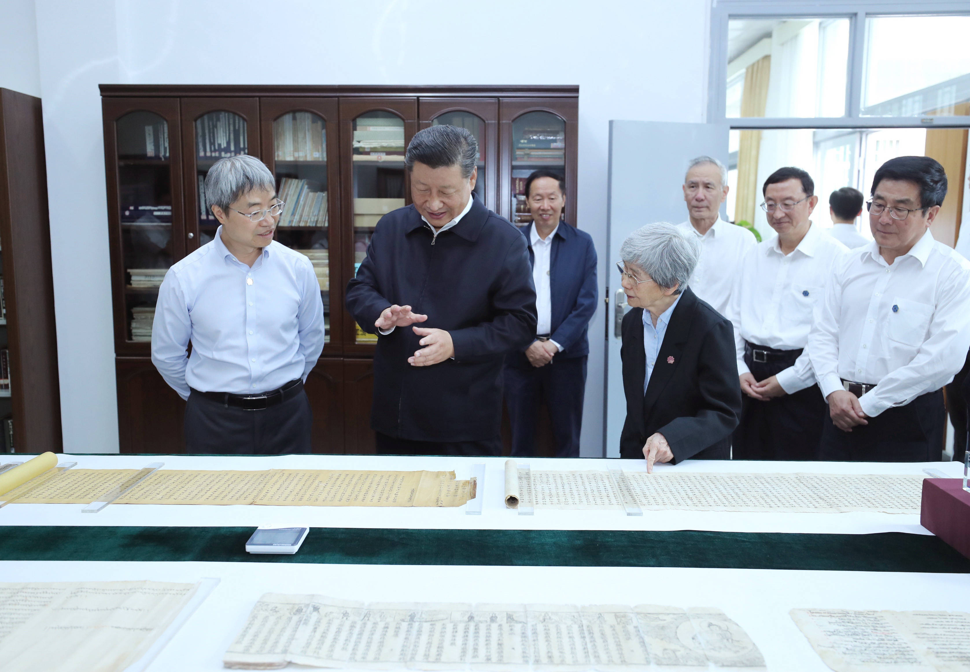 第一观察·瞬间 | 在这些文化遗存前,总书记停下脚步仔细察看 第一观察·瞬间 | 在这些文化遗存前,总书记停下脚步仔细察看