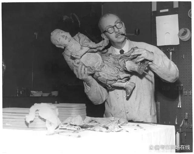 1957年中国明代善财童子木雕在美国被"开膛破肚",竟掏出五脏!