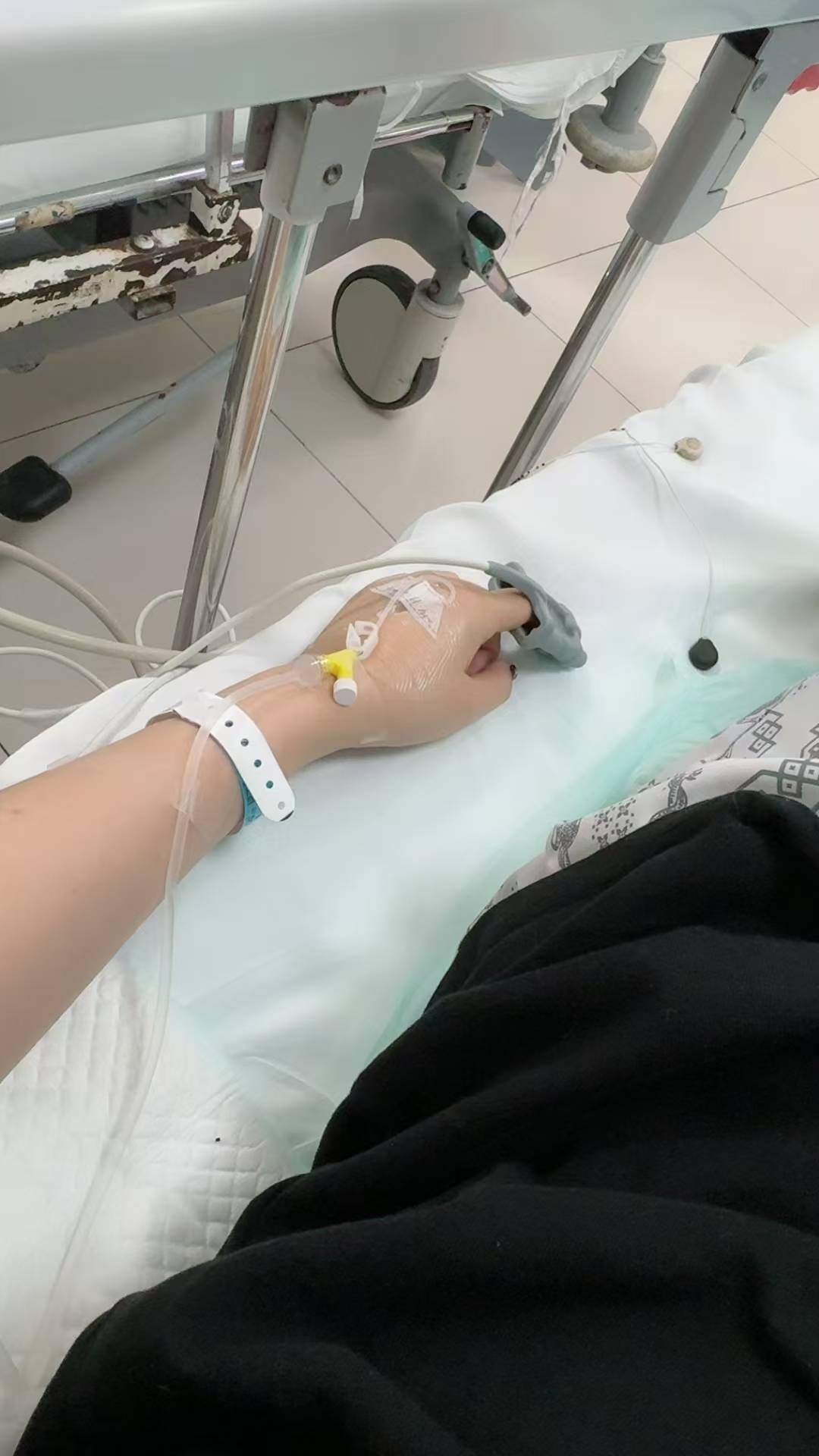 海口一女士吃河豚后疑似中毒全身发麻且呕血,商家:原因有待确认,河豚有正规来源 海口一女士吃河豚后疑似中毒全身发麻且呕血,商家:原因有待确认,河豚有正规来源