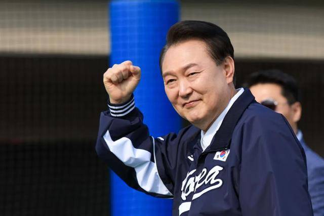 时隔8年 尹熙月重拾高尔夫球杆