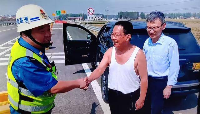 漯河：郑州市民途经漯河高速遇困 路产大队暖心帮助获赞