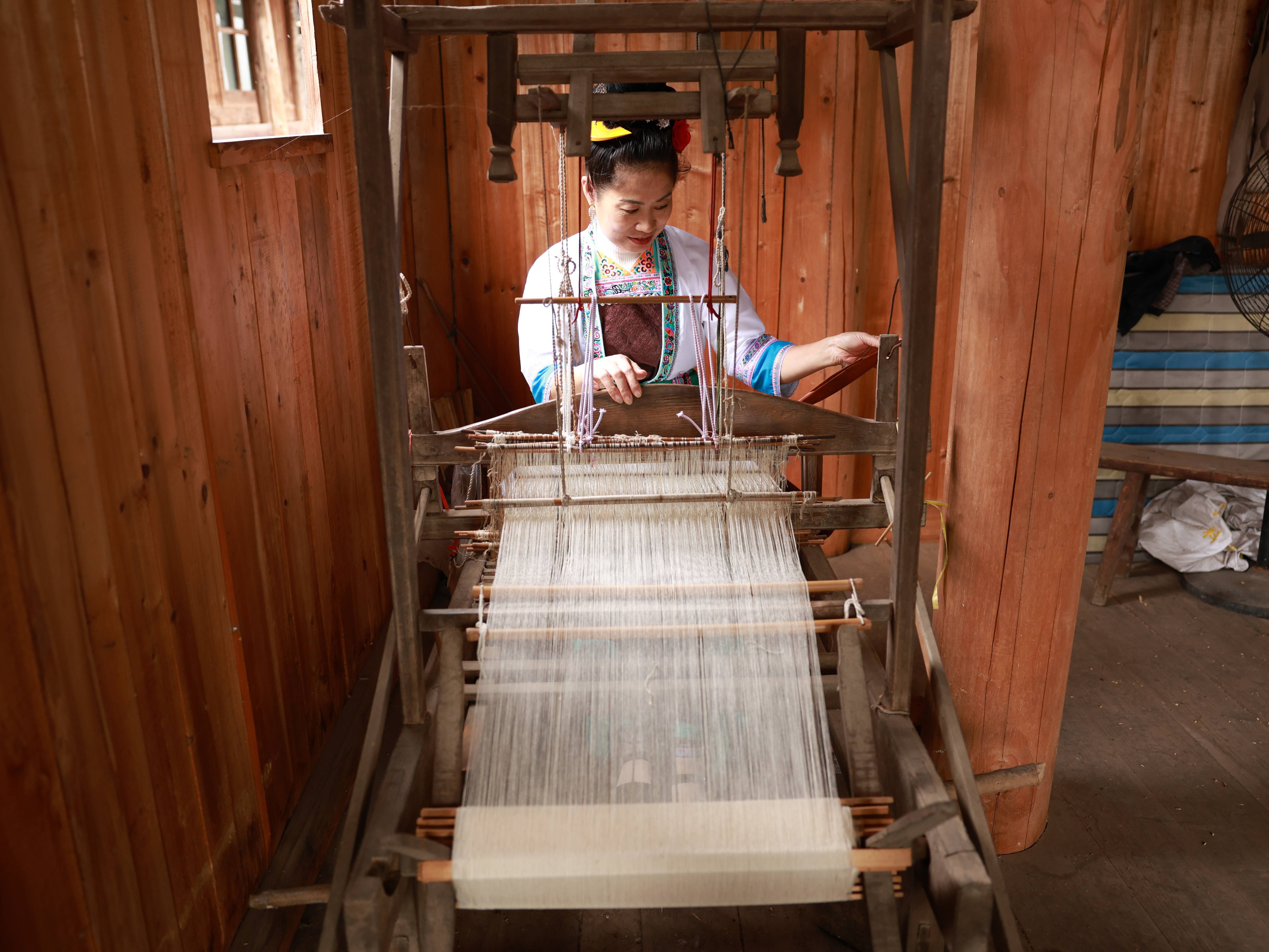 贵州从江:侗寨传统织布技艺代代相传