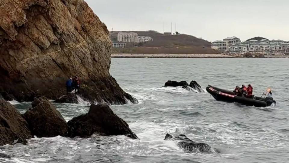 大连4名驴友海边攀岩遇涨潮,目击者:女驴友2次落入海中身亡 大连4名驴友海边攀岩遇涨潮,目击者:女驴友2次落入海中身亡