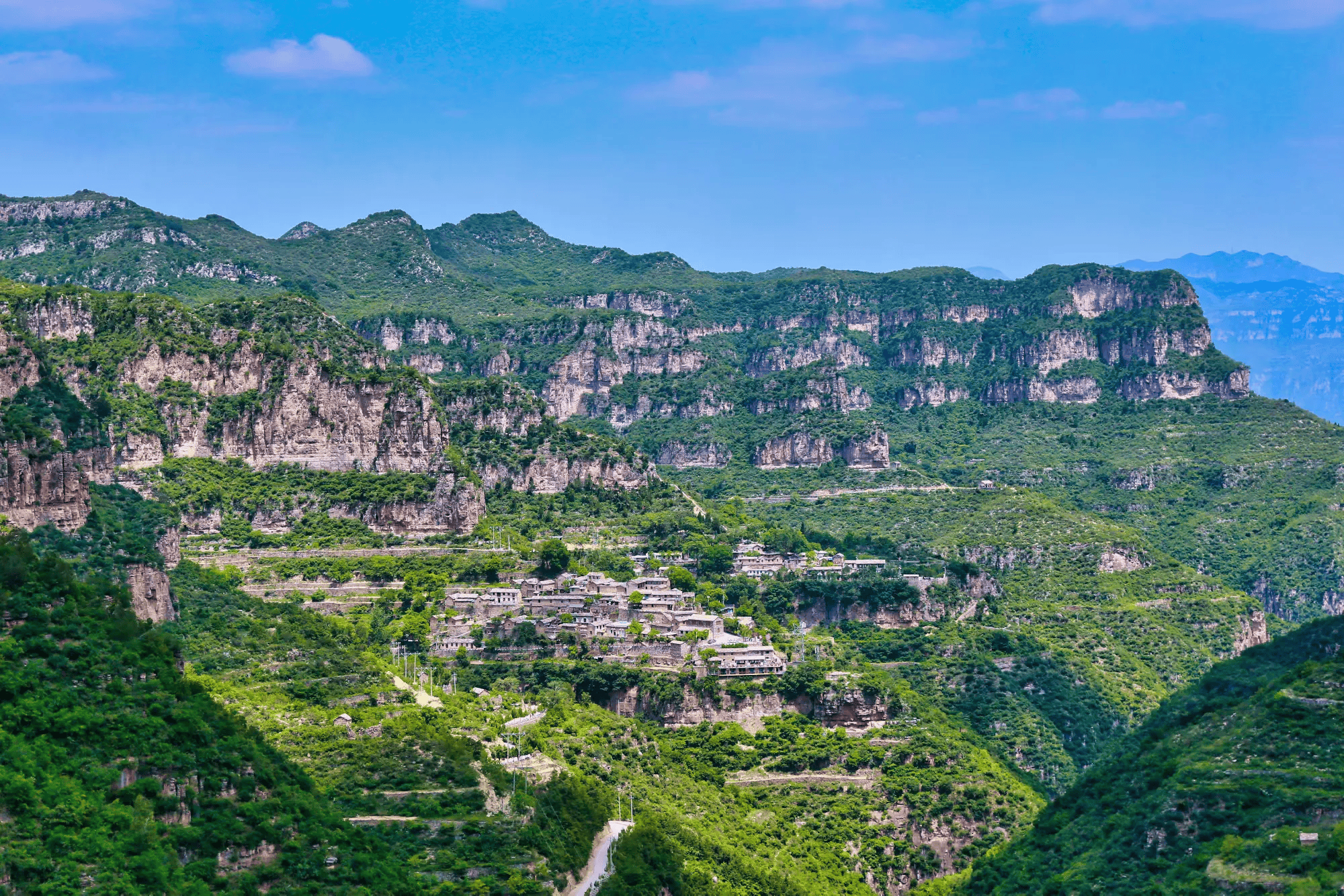 山西平顺县岳家寨村悬崖居获评国家乙级旅游民宿