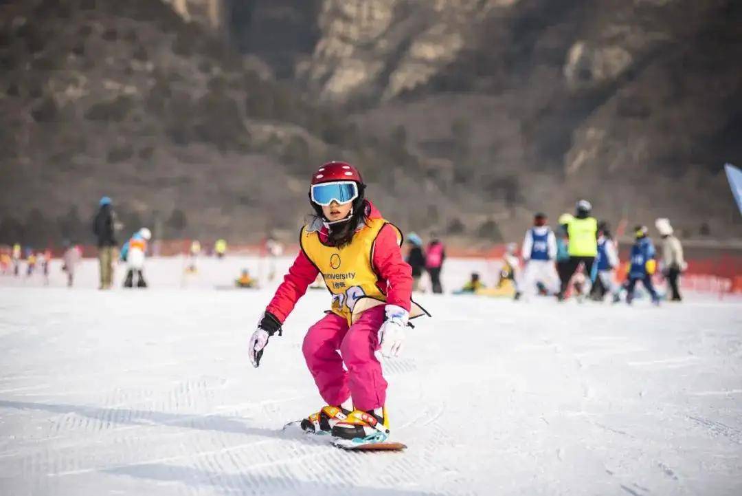 雪山彩虹谷滑雪图片