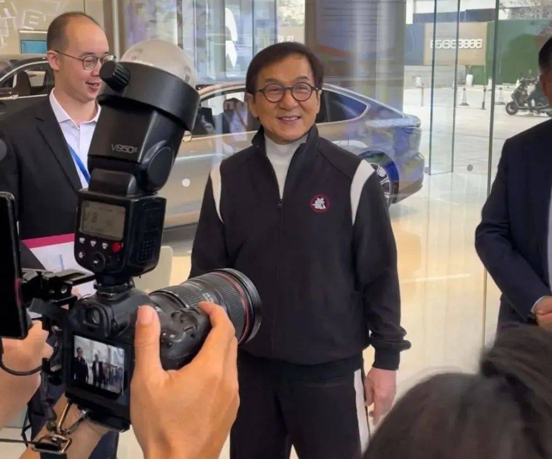 70岁成龙突然自曝