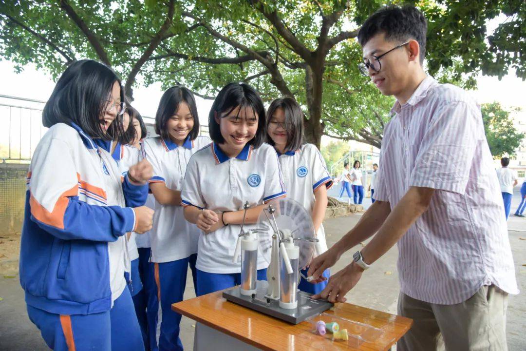 校园变身科技乐园!清溪中学科技节启幕,创新元素"爆棚"