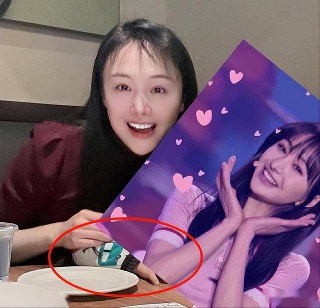 33岁郑爽现状,滞留美国又胖又秃,弃养孩子,卑微和白男吃饭敬酒_张恒