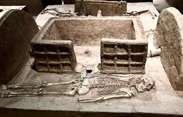 在今天殷墟,随处可见带着森森白骨的考古遗迹,他们有的在宗庙里,有的