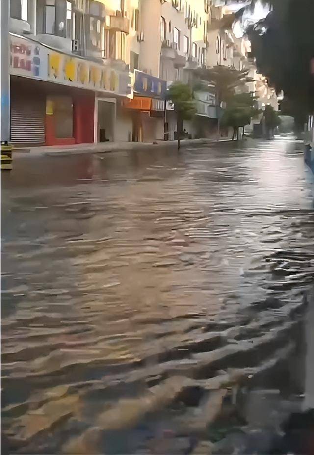 广西北海大量海水倒灌街道，市民称“水深至膝盖”，专家释疑