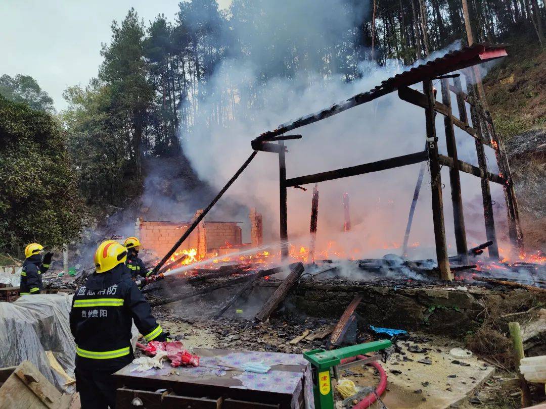 房毁,人没.凌晨家中起火,七旬户主为枕头下的它折返遇难
