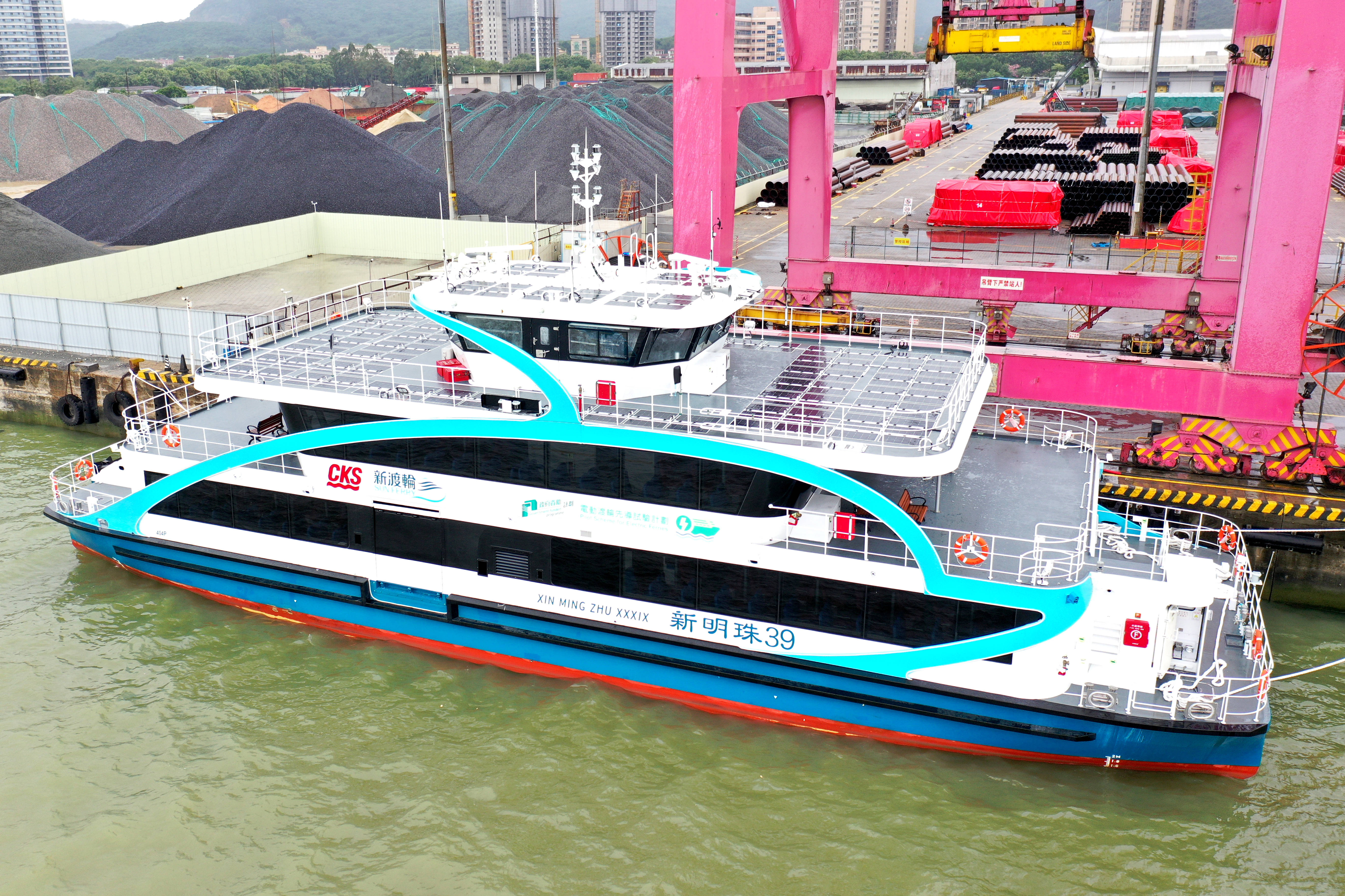 首艘国产纯电动碳纤维客渡船从广州南沙出境