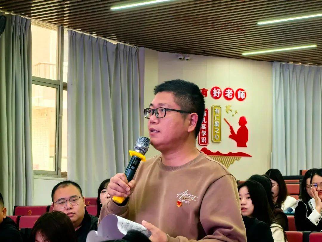各校代表就杨安妮老师的公开课内容进行了深入的交流和探讨.