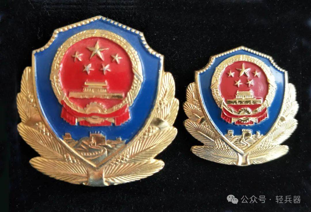 首先是换发了武警部队帽徽,于1983年正式批准使用,同时公安部也将该