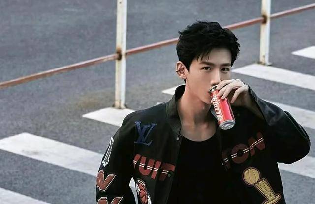 《甜蜜姐弟恋:29岁白敬亭与大4岁宋轶恋情曝光,已见家长》