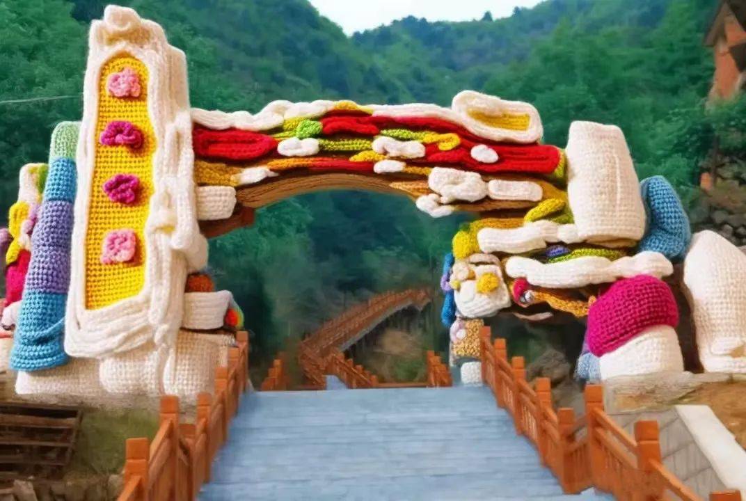 也赶上了这一波换装新潮流佛坪的文旅名片"熊猫谷都显得更加温馨与