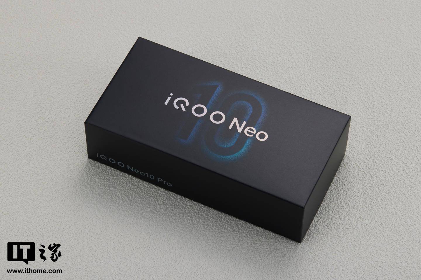 iQOO Neo10 Pro 拉力橙图赏：一体化悬浮双窗，银橙双色活力来袭