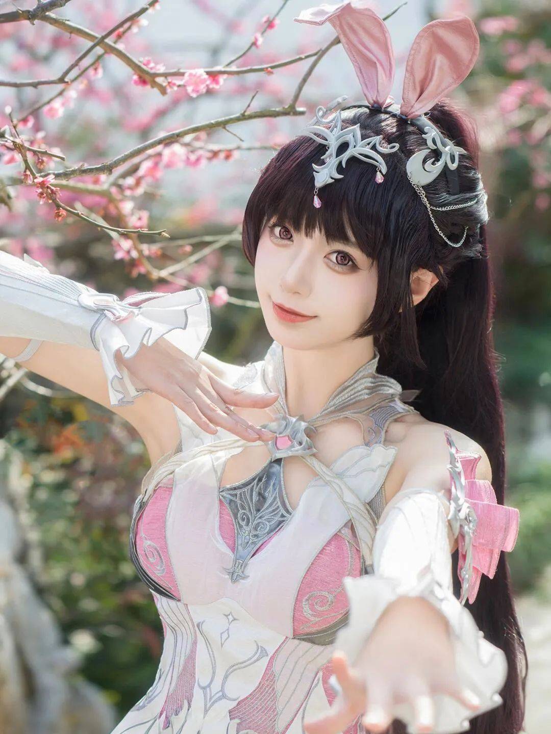 斗罗大陆:小舞真人cos来了,粉色长裙绝了,大长腿太诱人,还原度好高