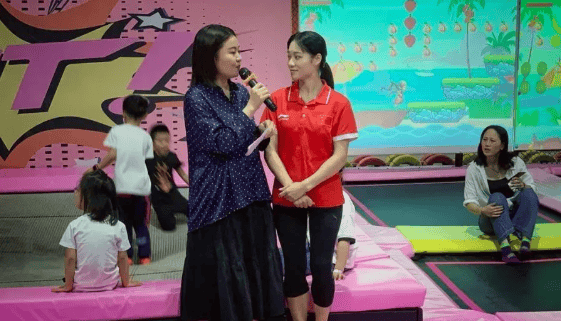 被指“擦边主播”后,杭州公益圈人士讲述前体操冠军吴柳芳另一面 被指“擦边主播”后,杭州公益圈人士讲述前体操冠军吴柳芳另一面