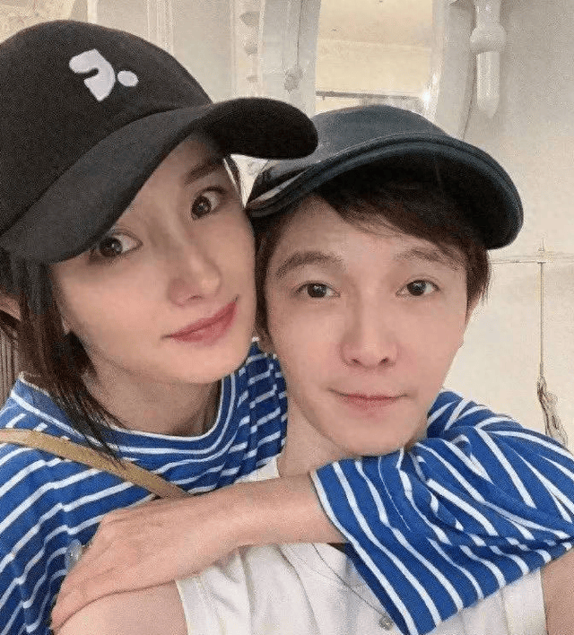 杨幂与郭敬明私密照曝光!从背后搂着合影关系好,男女界限模糊