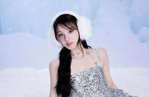 宋雨琦|开始走纯欲风的她妩媚又可爱,大长腿实力抢镜_连衣裙_吊带_雪景