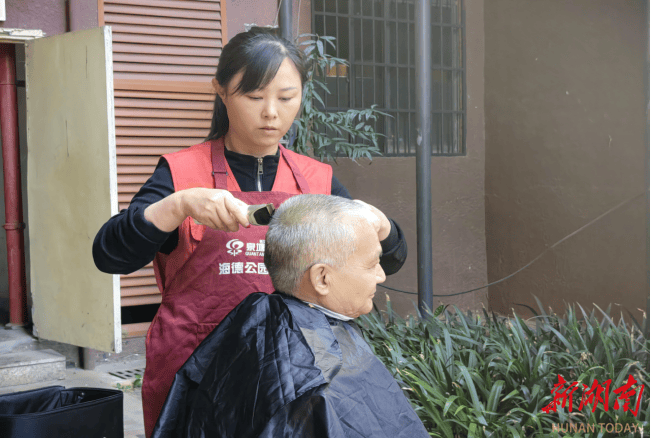 用爱心温暖社区，志愿者孟红云的“小剪大爱”