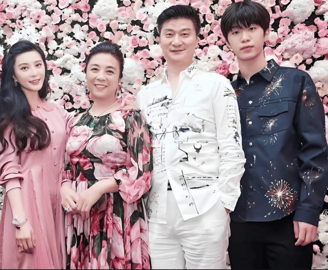 如果说范爸爸让人惊叹,那么范冰冰的妈妈张传美则是完全的惊艳.