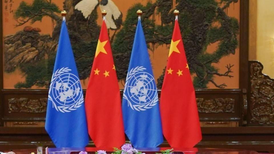 联合国旗帜和中国国旗中国有担当中国的外交政策和对外行为方式是其被