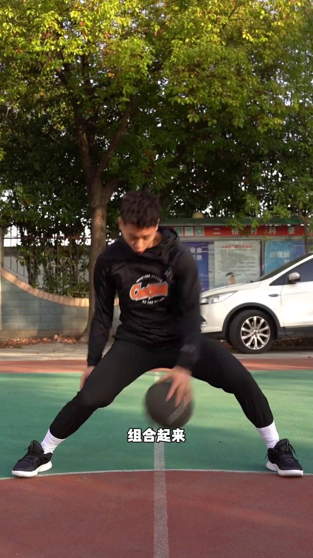 轻松两步让你学会胯下运球街东篮球教学篮球胯下运球